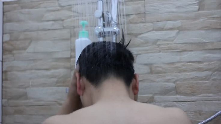 Seniors : combien de douches par semaine pour vieillir en bonne santé ? Les dermatologues révèlent l