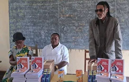 Nkenglikok : Rigobert Song et Alexandre Song offrent des fournitures scolaires aux élèves